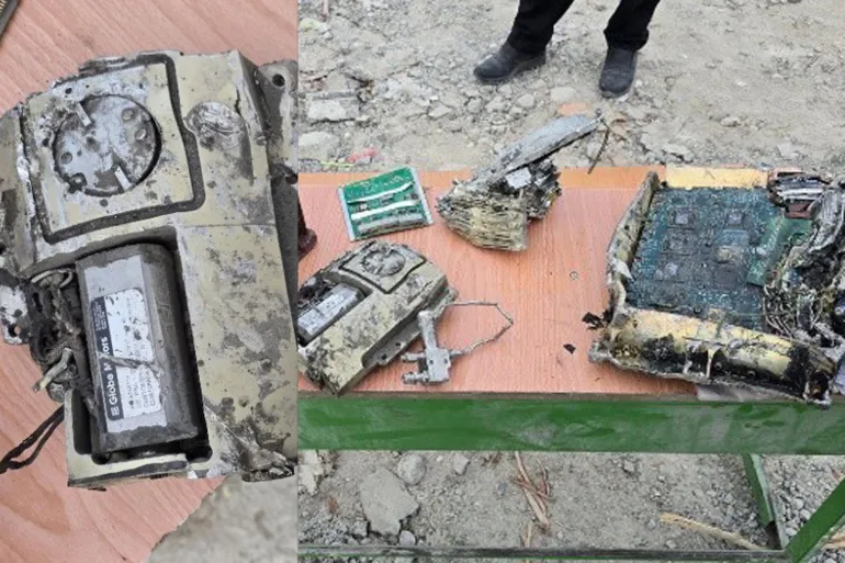 Fragments d'un missile exposés sur une table à Manib, Iran [Courtesy of Ali Bahreini]