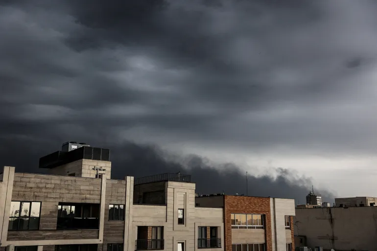La fumée continue de monter après une grève signalée sur les réservoirs de carburant d'une raffinerie de pétrole, dans le contexte du conflit américano-israélien avec l'Iran, à Téhéran, Iran, le 8 mars 2026. Majid Asgaripour/WANA (Agence de presse de l'Asie de l'Ouest) via REUTERS ATTENTION AUX ÉDITEURS - CETTE IMAGE A ÉTÉ FOURNIE PAR UN REFILE TIERS - AJOUT D'INFORMATIONS "CONTINUE D'AUGMENTER APRÈS UNE GRÈVE SIGNALÉE SUR LES RÉSERVOIRS DE CARBURANT DANS UNE RAFFINERIE DE PÉTROLE".