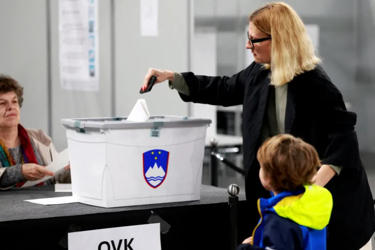 PHOTO DE DOSSIER : Une personne vote lors du vote anticipé avant les élections nationales, à Ljubljana, en Slovénie, le 17 mars 2026. REUTERS/Borut Zivulovic/File Photo