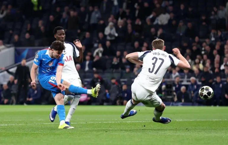 Football football - Ligue des champions de l'UEFA - Round 16 - second Leg - Tottenham Hotspur v Atletico Madrid - Tottenham Hotspur Stadium, Londres, Grande-Bretagne - 18 mars 2026 Julian Alvarez, de l'Atletico Madrid, marque son premier but REUTERS/David Klein