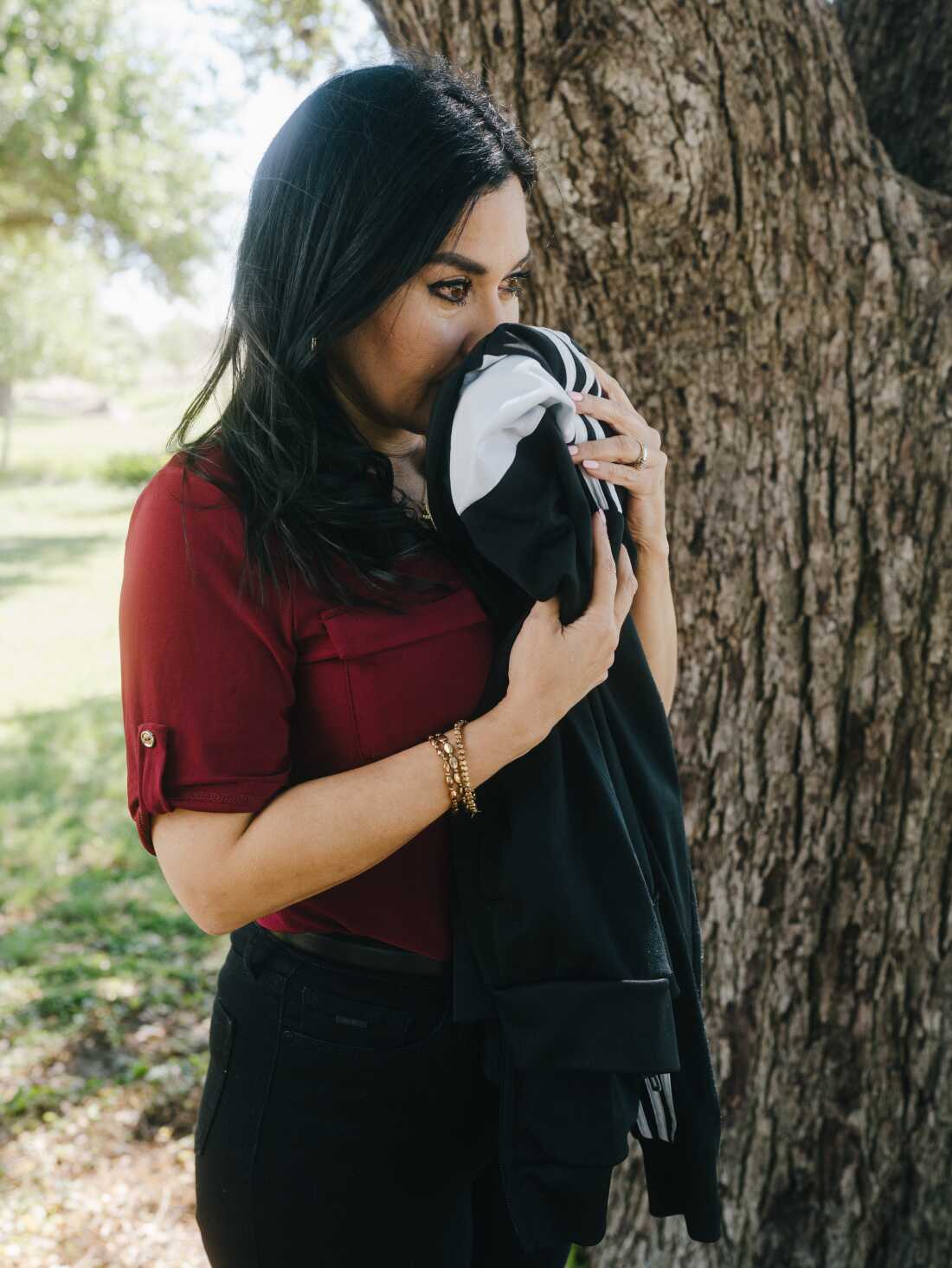 Rachel Reyes tient une veste récupérée dans la voiture de son fils après sa mort.