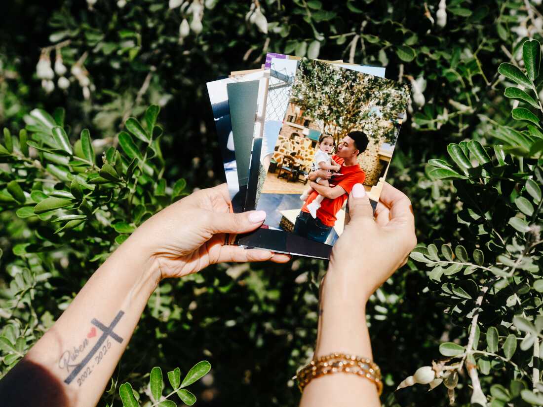 Reyes tient une photo de Martinez. De la façon dont il prenait soin de ses frères et sœurs et de son neveu, elle pensait que Martinez aurait fait un jour un excellent père.