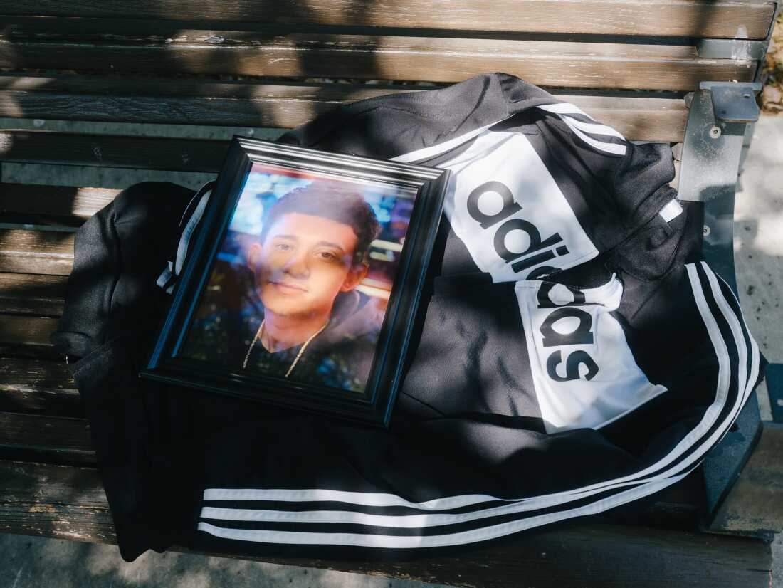 Une photo de Martinez repose sur une veste récupérée dans sa voiture après sa mort.