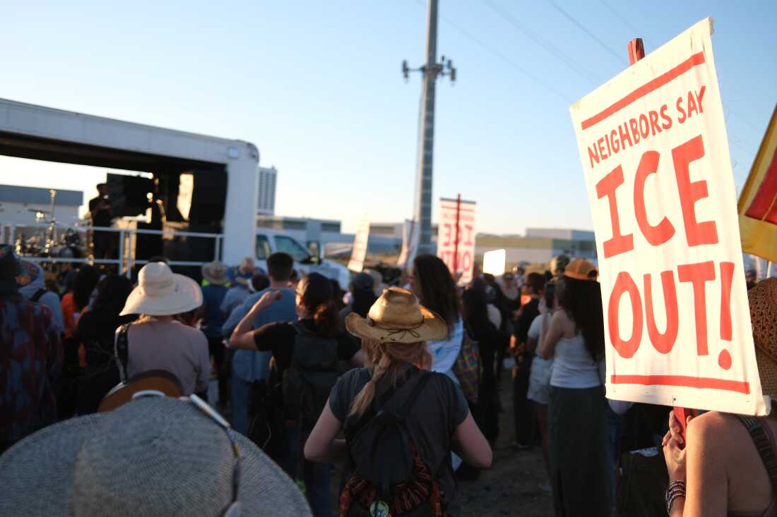 En mars, le groupe a offert une sérénade musicale aux immigrants enfermés dans un grand centre de détention du désert à Adelanto, en Californie. Ils ont fait retentir leurs chansons à travers d'énormes haut-parleurs dans l'espoir que la musique pénétrerait les murs de l'établissement.