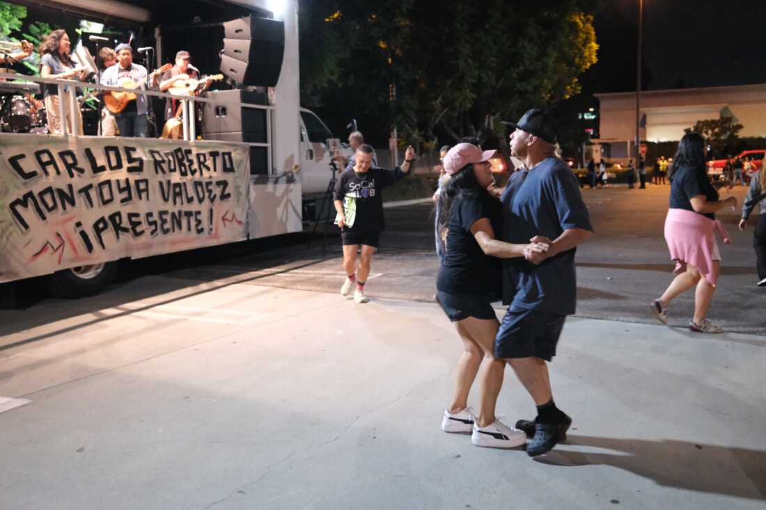 Danser lors d'une veillée commémorative en octobre pour un journalier qui a été heurté par une voiture alors qu'il tentait d'échapper à son arrestation par les agents de l'immigration.
