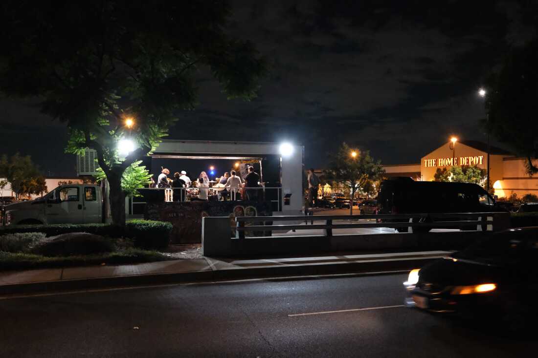 Le groupe se produit souvent sur les sites de récentes descentes d'immigration, notamment dans les quincailleries Home Deport, où les agents d'immigration ciblent à plusieurs reprises les travailleurs journaliers qui attendent sur le parking dans l'espoir de trouver du travail.