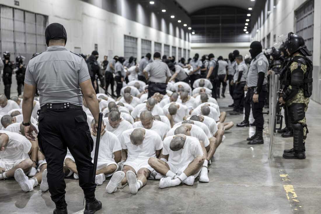 Cette photo de 2025, fournie à la presse par le bureau de presse présidentiel du Salvador, montre des Vénézuéliens expulsés des États-Unis dans la tristement célèbre prison CECOT. Les Vénézuéliens ont depuis été libérés, mais de nombreux Salvadoriens expulsés vers leur pays d’origine restent en détention.