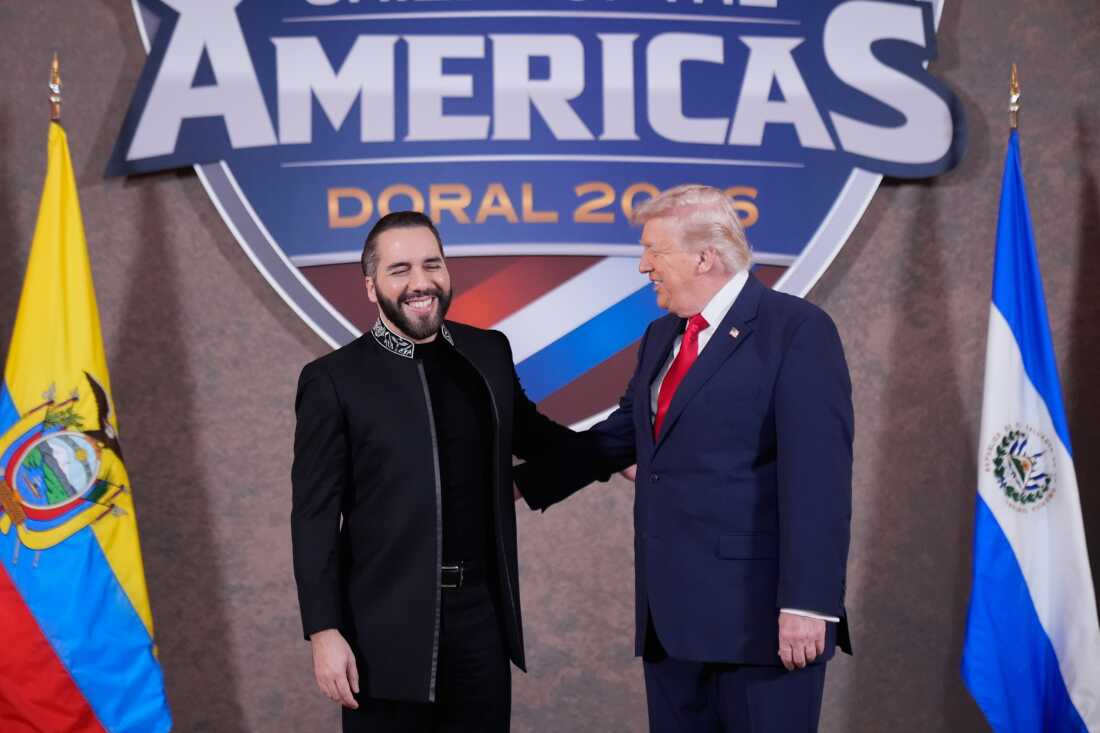 Le président Donald Trump a entretenu des relations amicales avec le président salvadorien Nayib Bukele, l'accueillant à la Maison Blanche et au Sommet du Bouclier des Amériques, le samedi 7 mars 2026, au Trump National Doral Miami à Doral, en Floride.