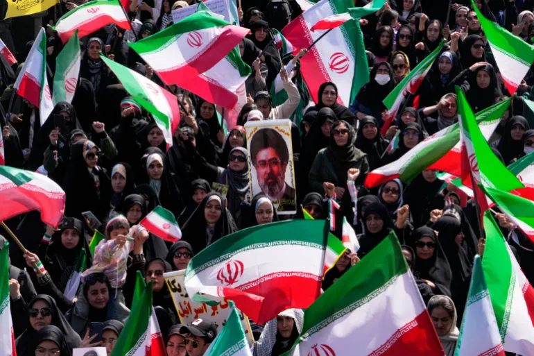 Drapeaux iraniens avec photo de Mojtaba