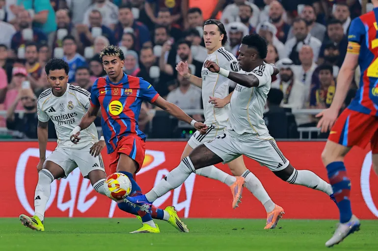 Football football - Super coupe d'Espagne - finale - FC Barcelone / Real Madrid - Stade King Abdullah Sports City, Jeddah, Arabie Saoudite - 11 janvier 2026 Lamine Yamal du FC Barcelone en action avec Alvaro Carreras du Real Madrid, Vinicius Junior du Real Madrid et Rodrygo REUTERS/Stringer du Real Madrid