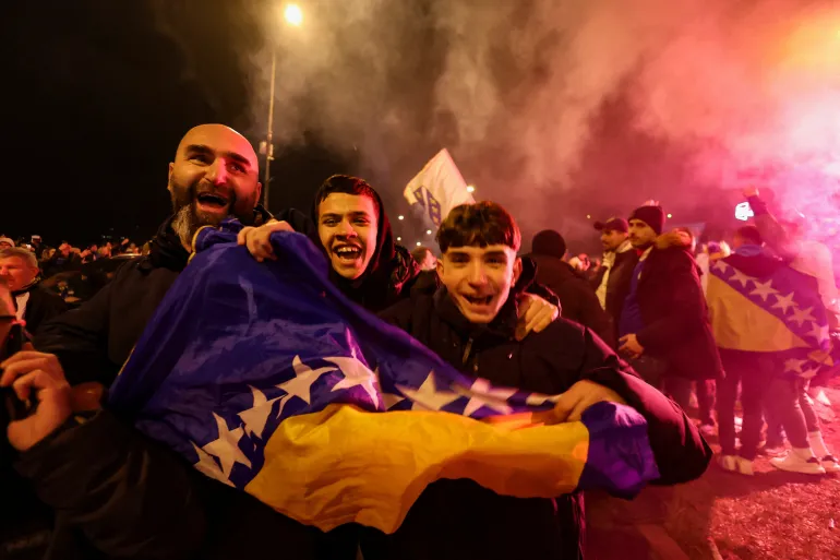 Les supporters bosniaques célèbrent après que la Bosnie-Herzégovine a battu l'Italie aux pénalités lors d'une finale européenne de la coupe du monde de la FIFA 2026, à Zenica, en Bosnie-Herzégovine, le 1er avril 2026. REUTERS/Amel Emric