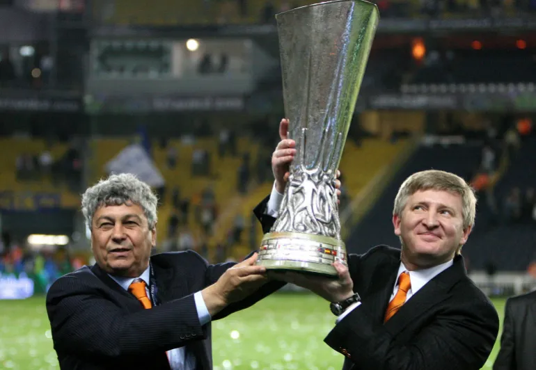 PHOTO DE DOSSIER: Football Football – Shakhtar Donetsk contre Werder Brême – Finale de la Coupe UEFA – Stade Sukru Saracoglu, Istanbul, Turquie – 08/09 - 20/5/09 L'entraîneur du Shakhtar Donetsk, Mircea Lucescu, célèbre la victoire en tenant le Trophée de la Coupe UEFA avec le président du Shakhtar Donetsk, Rinat Akhmetov, Images d'action via Reuters / Carl Recine/File Photo