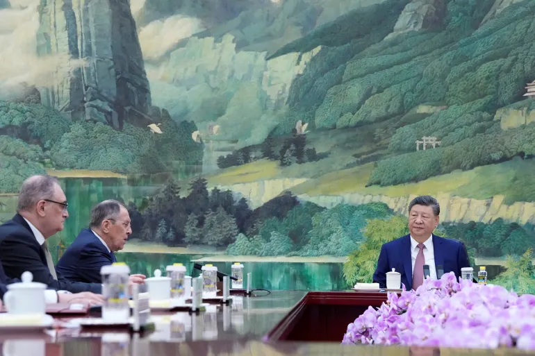 Le ministre russe des Affaires étrangères Sergueï Lavrov (2e L) assiste à une réunion avec le président chinois Xi Jinping au Grand Hall du peuple à Beijing, en Chine, le 15 avril 2026. Iori Sagisawa/Pool via REUTERS