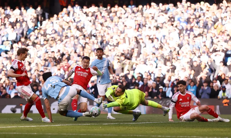 Football football - Premier League - Manchester City v Arsenal - Etihad Stadium, Manchester, Grande-Bretagne - 19 avril 2026 Gabriel Martinelli d'Arsenal en action avec Abdukodir Khusanov et Gianluigi Donnarumma action Images de Manchester City via Reuters/Lee Smith À USAGE ÉDITORIAL EXCLUSIF. AUCUNE UTILISATION AVEC DES AUDIO, VIDÉO, DONNÉES, LISTES DE LUMINAIRES, LOGOS DE CLUB/LIGUE OU SERVICES « EN DIRECT » NON AUTORISÉS. UTILISATION EN LIGNE EN MATCH LIMITÉ À 120 IMAGES, PAS D'ÉMULATION VIDÉO. AUCUNE UTILISATION DANS LES PARIS, LES JEUX OU LES PUBLICATIONS D'UN SEUL CLUB/LIGUE/JOUEUR. VEUILLEZ CONTACTER VOTRE REPRÉSENTANT DE COMPTE POUR PLUS DE DÉTAILS.