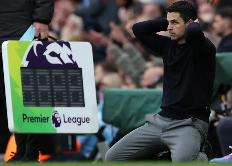 Football football - Premier League - Manchester City v Arsenal - Etihad Stadium, Manchester, Grande-Bretagne - 19 avril 2026 Mikel Arteta, directeur d'Arsenal REUTERS/Scott Hepell, USAGE ÉDITORIAL EXCLUSIF. AUCUNE UTILISATION AVEC DES AUDIO, VIDÉO, DONNÉES, LISTES DE LUMINAIRES, LOGOS DE CLUB/LIGUE OU SERVICES « EN DIRECT » NON AUTORISÉS. UTILISATION EN LIGNE EN MATCH LIMITÉ À 120 IMAGES, PAS D'ÉMULATION VIDÉO. AUCUNE UTILISATION DANS LES PARIS, LES JEUX OU LES PUBLICATIONS D'UN SEUL CLUB/LIGUE/JOUEUR. VEUILLEZ CONTACTER VOTRE REPRÉSENTANT DE COMPTE POUR PLUS DE DÉTAILS.. IMAGES TPX DU JOUR