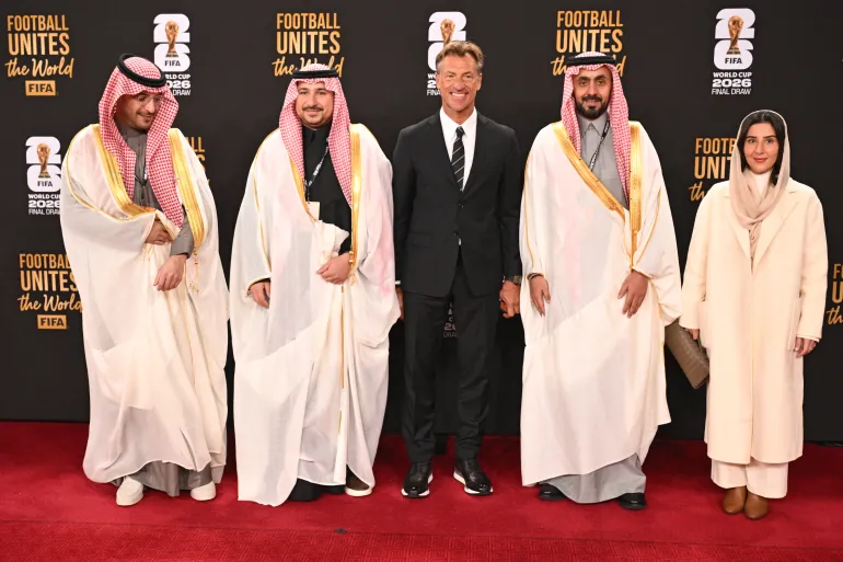 L'entraîneur-chef français de l'Arabie saoudite Hervé Renard (au centre) et des membres de la délégation saoudienne posent sur le tapis rouge à leur arrivée pour assister au tirage au sort de la Coupe du monde de football de la FIFA 2026 qui se déroulera aux États-Unis, au Canada et au Mexique, au Kennedy Center, à Washington, DC, le 5 décembre 2025. (Photo de Roberto SCHMIDT / AFP)