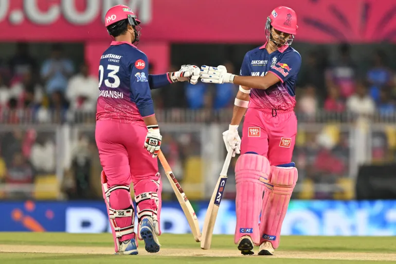 Yashasvi Jaiswal et Vaibhav Suryavanshi, joueurs de cricket indiens des Royals du Rajasthan, se cognent les poings lors du match T20 de la Premier League indienne (IPL) 2026 entre les Royals du Rajasthan et les Indiens de Mumbai au stade de cricket de Barsapara à Guwahati le 7 avril 2026. (Photo de BIJU BORO / AFP) / -- IMAGE RESTREINTE À UN USAGE ÉDITORIAL - STRICTEMENT AUCUNE UTILISATION COMMERCIALE --