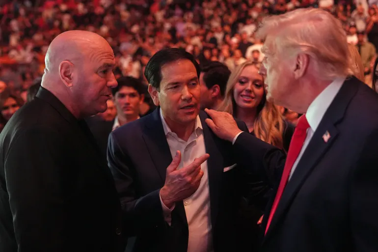 Le président américain Donald Trump s'entretient avec le PDG et président de l'UFC, Dana White, et le secrétaire d'État américain Marco Rubio lors de l'UFC 327 : Jiri Prochazka contre Carlos Ulberg au Kaseya Center de Miami, le 11 avril 2026. (Photo de Julia Demaree Nikhinson / POOL / AFP)