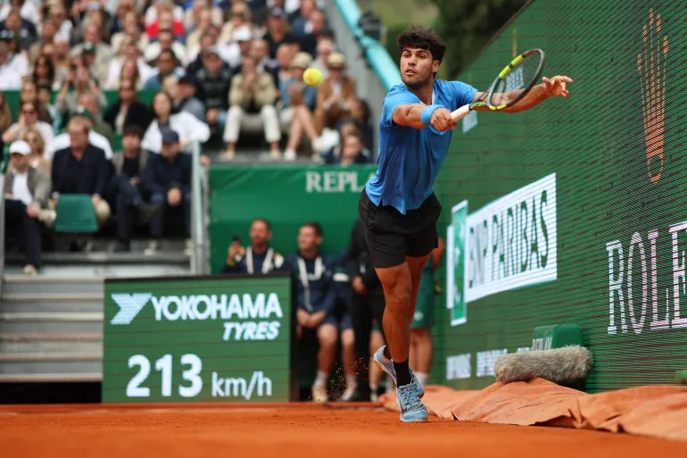 L'Espagnol Carlos Alcaraz joue un revers contre l'Italien Jannik Sinner lors du match de tennis final du tournoi ATP Masters Series de Monte Carlo sur le court Rainier III du Monte-Carlo Country Club à Roquebrune-Cap-Martin, dans le sud-est de la France, le 12 avril 2026. (Photo de Valery HACHE / AFP)