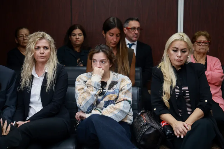 Dalma Maradona (au centre), fille de la légende du football argentin Diego Maradona et son ancienne partenaire, Veronica Ojeda (à droite), sont vues dans un palais de justice lors d'une audience préliminaire au procès pour sa mort à San Isidro, dans la banlieue de Buenos Aires, le 14 avril 2026. (Photo de Tomas CUESTA / AFP)