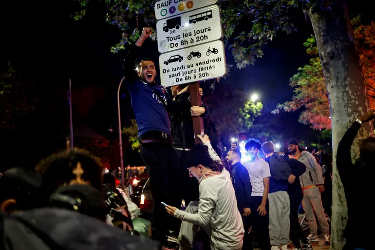Les supporters du Paris Saint-Germain célèbrent un but lors du match aller de la demi-finale aller de l'UEFA Champions League entre le Paris Saint-Germain (PSG) et le Bayern Munich près du Parc des Princes à Paris le 28 avril 2026. (Photo de SIMON WOHLFAHRT / AFP)