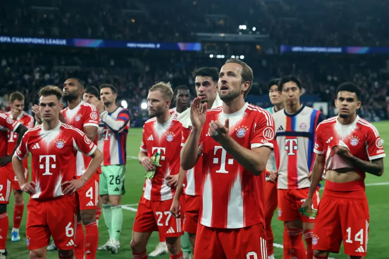 L'attaquant anglais n°09 du Bayern Munich, Harry Kane, applaudit ses supporters avec ses coéquipiers à la fin de la demi-finale aller de l'UEFA Champions League entre le Paris Saint-Germain (PSG) et le Bayern Munich au Parc des Princes à Paris le 28 avril 2026. (Photo d'Alain JOCARD / AFP)