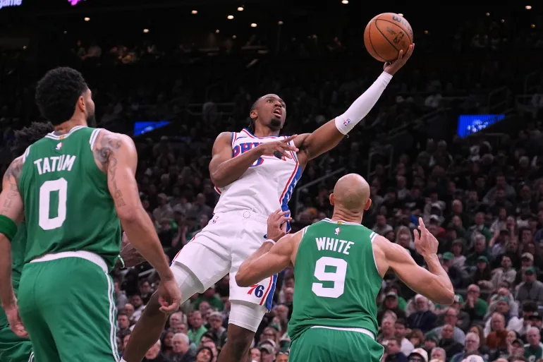 Le garde des Philadelphia 76ers Tyrese Maxey (0) se dirige vers le panier contre les Boston Celtics lors de la seconde moitié du deuxième match d'une série de basket-ball du premier tour des éliminatoires de la NBA, le mardi 21 avril 2026, à Boston. (Photo AP/Charles Krupa)