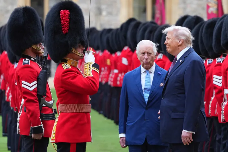   Le président Donald Trump et le roi Charles III de Grande-Bretagne examinent la garde d'honneur après leur arrivée au château de Windsor, en Angleterre.