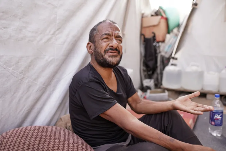 L'homme était assis dans une tente