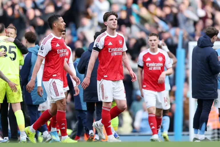 MANCHESTER, ANGLETERRE – 19 AVRIL : Declan Rice d'Arsenal s'occupe du match de Premier League entre Manchester City et Arsenal au stade Etihad le 19 avril 2026 à Manchester, en Angleterre. (Photo de Michael Regan/Getty Images)