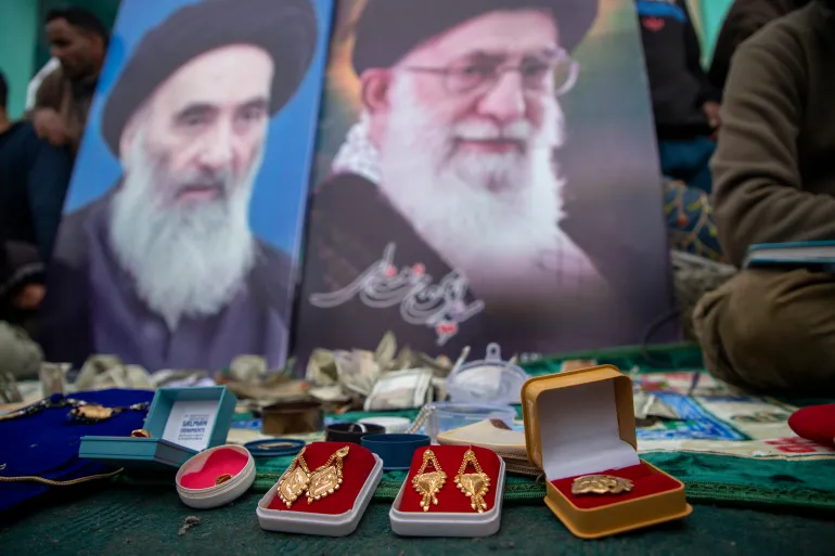 Bijoux donnés par des femmes pour une campagne d'aide à l'Iran au Cachemire sous administration indienne [Junaid Bhat/ Al Jazeera]