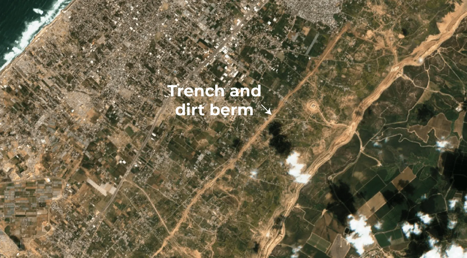 Des traces de véhicules militaires israéliens sont visibles au-delà du mur de terre désigné dans le nord de Gaza le 10 mars 2026, en violation flagrante des démarcations du cessez-le-feu. [Al Jazeera/Sentinel Hub]