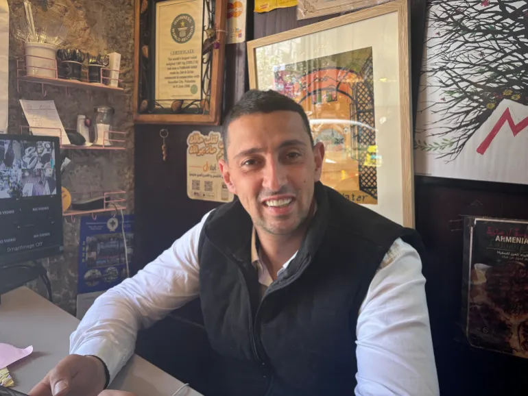 L'homme est assis à un bureau