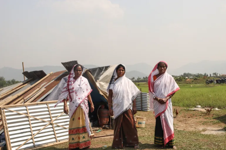 Trois musulmans autochtones parmi les 4 millions vêtus de vêtements traditionnels assamais.