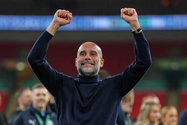 L'entraîneur-chef de Manchester City, Pep Guardiola, célèbre après que son équipe a remporté la finale de la Coupe de la Ligue anglaise entre Arsenal et Manchester City à Londres, le dimanche 22 mars 2026. (AP Photo/Richard Pelham)