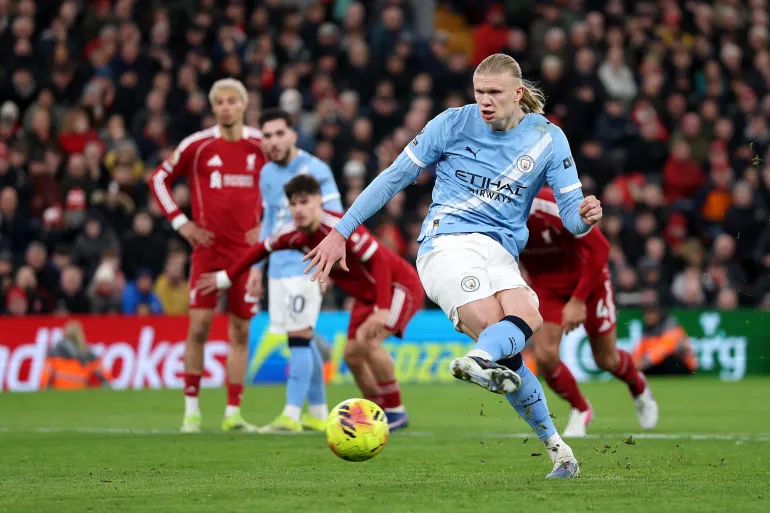 LIVERPOOL, ANGLETERRE – 08 FÉVRIER : Erling Haaland de Manchester City marque le deuxième but de son équipe depuis le point de penalty lors du match de Premier League entre Liverpool et Manchester City à Anfield le 08 février 2026 à Liverpool, en Angleterre. (Photo de Michael Regan/Getty Images)