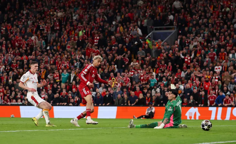 LIVERPOOL, ANGLETERRE – 18 MARS : Hugo Ekitike de Liverpool marque le deuxième but de son équipe contre Ugurcan Cakir de Galatasaray AS lors du match de 16 deuxième étape de l'UEFA Champions League 2025/26 entre Liverpool FC et Galatasaray SK à Anfield le 18 mars 2026 à Liverpool, en Angleterre. (Photo de Michael Regan/Getty Images)