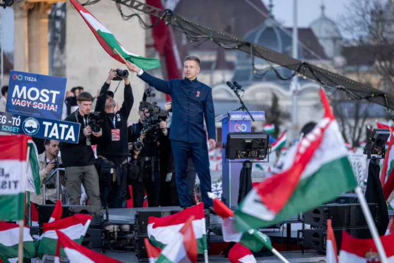 BUDAPEST, HONGRIE - 15 MARS : Peter Magyar, opposition hongroise, chef du parti 'TISZA' (Respect et liberté), prononce un discours lors d'une manifestation lors des commémorations du 178e anniversaire de la révolution hongroise de 1948/49, le 15 mars 2026 à Budapest, en Hongrie. Un rassemblement des partisans du parti Fidesz de Viktor Orban, Premier ministre hongrois de longue date, a lieu parallèlement à une manifestation dirigée par Peter Magyar, chef du parti Tisza et principal challenger d'Orban lors des prochaines élections législatives prévues le 12 avril. La Révolution hongroise de 1848 a cherché l'indépendance de l'Autriche à travers un mouvement pacifique, se distinguant des nombreuses révolutions européennes de la même année. Malgré son échec, cette fête reste cruciale dans l'histoire de la Hongrie, son anniversaire, le 15 mars, étant l'une des trois fêtes nationales du pays. (Photo de Janos Kummer/Getty Images)