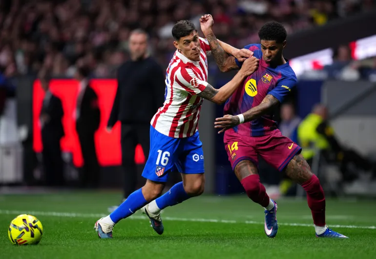 MADRID, ESPAGNE - 04 AVRIL : Marcus Rashford du FC Barcelone est défié par Nahuel Molina de l'Atletico de Madrid lors du match LaLiga EA Sports entre l'Atletico de Madrid et le FC Barcelone à Riyad Air Metropolitano le 04 avril 2026 à Madrid, Espagne. (Photo par Aitor Alcalde/Getty Images)