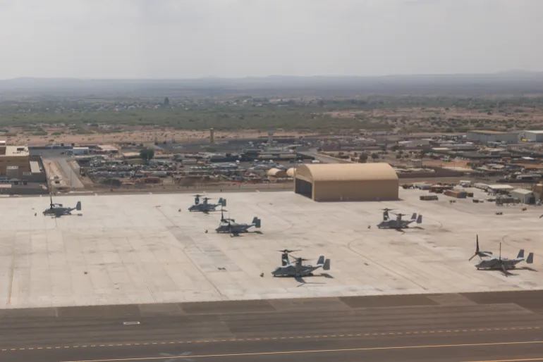 DJIBOUTI, DJIBOUTI - 21 JANVIER : avion militaire américain vu au camp de base militaire américain Lemonnier le 21 janvier 2024 à Djibouti. Le Camp Lemonnier est la seule base militaire permanente des États-Unis en Afrique et héberge la Force opérationnelle interarmées combinée – Corne de l’Afrique (CJTF-HOA) du Commandement américain pour l’Afrique (USAFRICOM). Djibouti se trouve en face du Yémen, de l’autre côté du détroit de Bab-el-Mandeb, qui relie la mer Rouge au golfe d’Aden. (Photo de Getty Images)