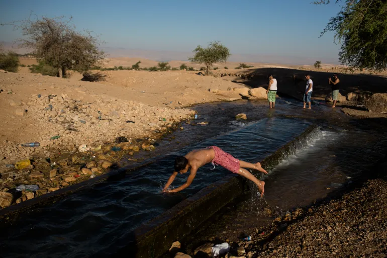 EIN AL-AUJA, ISRAËL - 24 JUIN : un garçon palestinien saute dans l'eau de la source naturelle d'EIn AL-Auja le 24 juin 2020 à Ein Al-Auja, en Cisjordanie. Le plan du Premier ministre israélien Benjamin Netanyahu, qui a suscité la réprobation internationale, impliquerait d'appliquer la souveraineté israélienne à certaines parties de la Cisjordanie, y compris les colonies juives, ainsi qu'à la majeure partie de la vallée du Jourdain. (Photo par Amir Lévy/Getty Images)
