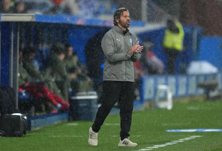 VITORIA-GASTEIZ, ESPAGNE - 13 MARS : Quique Sánchez Flores, entraîneur-chef d'Alaves applaudit lors du match LaLiga EA Sports entre Deportivo Alaves et Villarreal CF à l'Estadio de Mendizorroza le 13 mars 2026 à Vitoria-Gasteiz, Espagne. (Photo de Juan Manuel Serrano Arce/Getty Images)