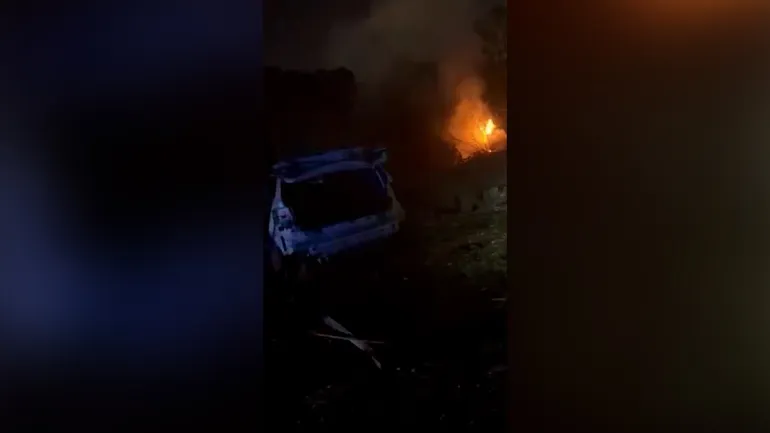 Un incendie et un véhicule gravement endommagé après qu'un missile iranien a frappé une zone résidentielle du nord d'Israël le 13 mars 2026. [fireisrael7777 via Telegram]