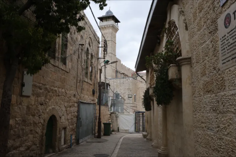 Ruelle avec la mosquée Ibrahimi visible
