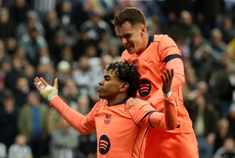 Football football - Ligue des champions de l'UEFA - Round 16 - First Leg - Newcastle United / FC Barcelone - St James' Park, Newcastle, Grande-Bretagne - 10 mars 2026 Lamine Yamal du FC Barcelone célèbre son premier but avec Marc Casado REUTERS/Scott Hepell