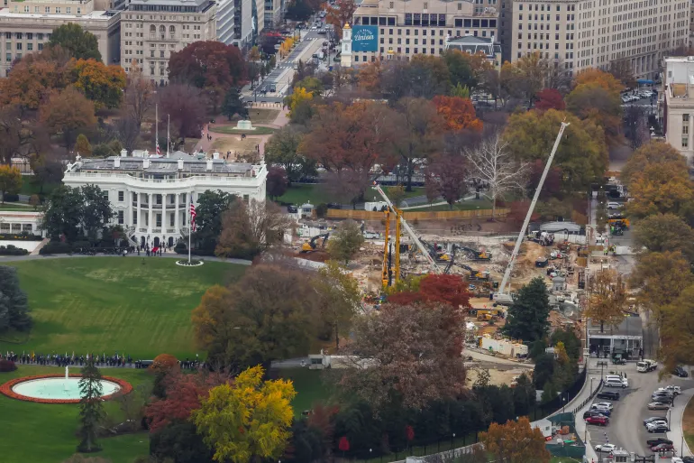 PHOTO DE DOSSIER : La démolition de l'aile est de la Maison Blanche lors de la construction de la salle de bal proposée par le président américain Donald Trump est vue depuis la réouverture du Washington Monument, après la plus longue fermeture du gouvernement à Washington, DC, États-Unis, le 15 novembre 2025. REUTERS/Jessica Koscielniak/File Photo
