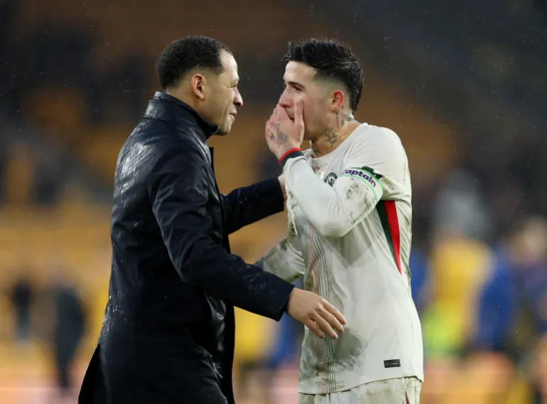 Football football - Premier League - Wolverhampton Wanderers v Chelsea - Molineux Stadium, Wolverhampton, Grande-Bretagne - 7 février 2026 Liam Rosenior, directeur de Chelsea, et Enzo Fernandez célèbrent après le match action Images via Reuters/Andrew Boyers À USAGE ÉDITORIAL EXCLUSIF. AUCUNE UTILISATION AVEC DES AUDIO, VIDÉO, DONNÉES, LISTES DE LUMINAIRES, LOGOS DE CLUB/LIGUE OU SERVICES « EN DIRECT » NON AUTORISÉS. UTILISATION EN LIGNE EN MATCH LIMITÉ À 120 IMAGES, PAS D'ÉMULATION VIDÉO. AUCUNE UTILISATION DANS LES PARIS, LES JEUX OU LES PUBLICATIONS D'UN SEUL CLUB/LIGUE/JOUEUR. VEUILLEZ CONTACTER VOTRE REPRÉSENTANT DE COMPTE POUR PLUS DE DÉTAILS.