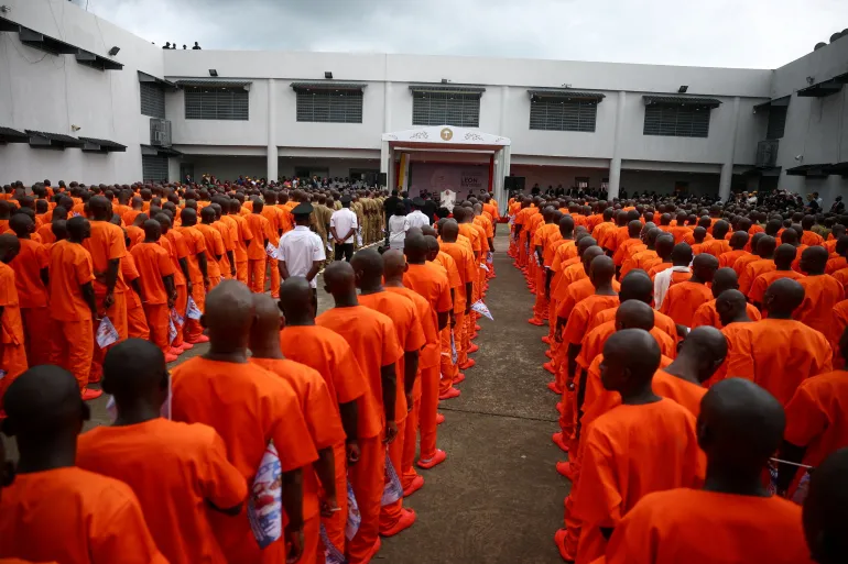 Les détenus font la queue alors que le pape Léon XIV visite la prison de Bata, en Guinée équatoriale, le 22 avril 2026. REUTERS/Guglielmo Mangiapane IMAGES TPX DU JOUR
