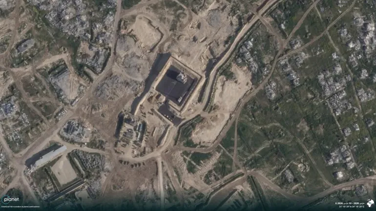 Un site militaire israélien à Khan Younis, dans le sud de Gaza, montre un développement, un pavage et une fortification continus en mars 2026. [Planet laba]