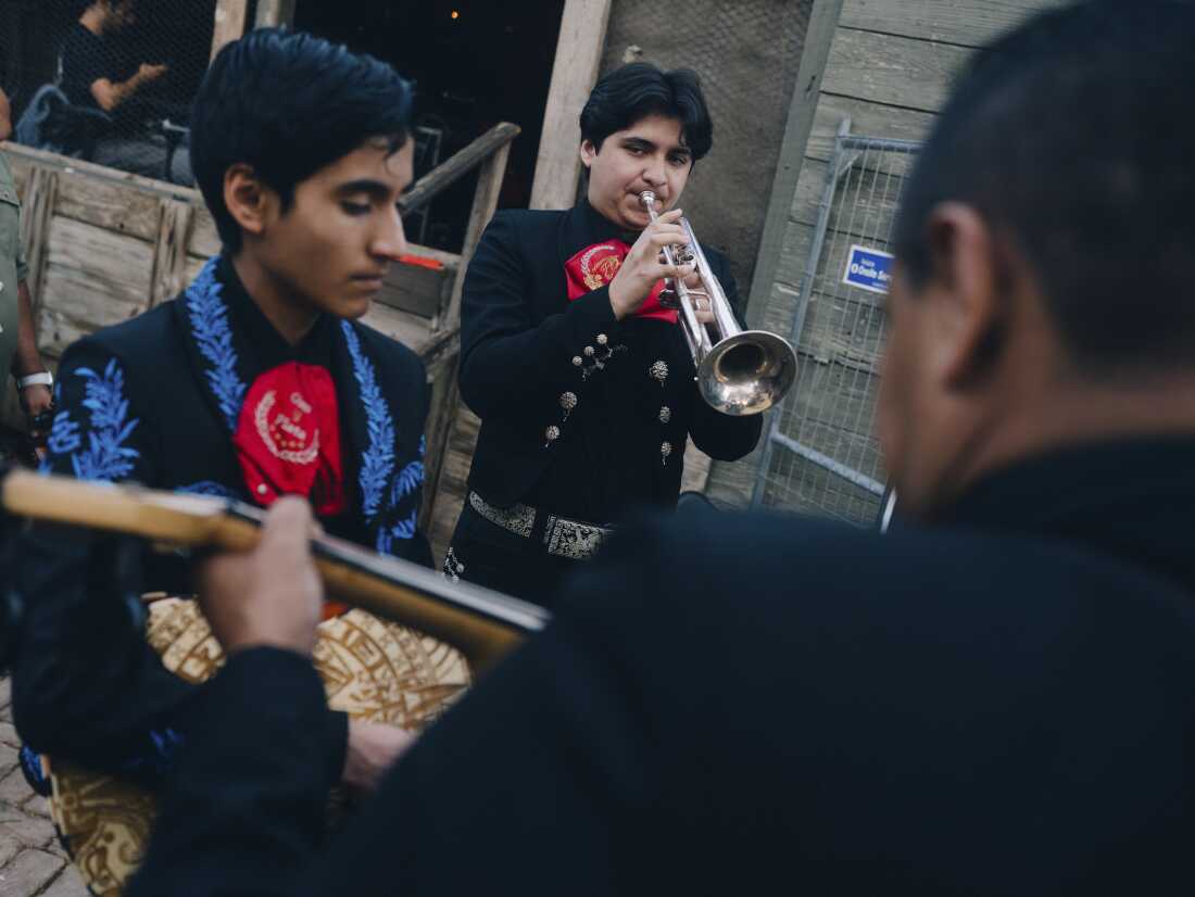 Les Mariachi Brothers, Joshua et Antonio Gámez-Cuéllar accordent leurs instruments au Gruene Hall avant leur première partie du concert de Kacey Musgraves à New Braunfels, Texas, le 4 mai 2026.